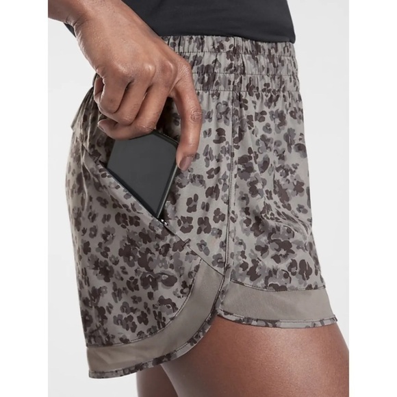 Athleta Printed Mesh Racer Run Mid-rise Lined Short Libra Gray Animal Sz XS. - Picture 4 of 10